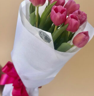 pink tulip bouquet