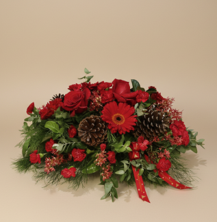 Christmas table centrepiece with red roses, gerberas, pinecones and festive foliage – Flowers of Southport