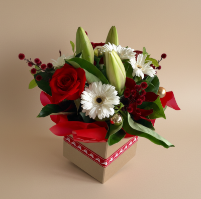 Christmas flower arrangement with red rose, white gerberas and lilies in a festive gift box – Flowers of Southport